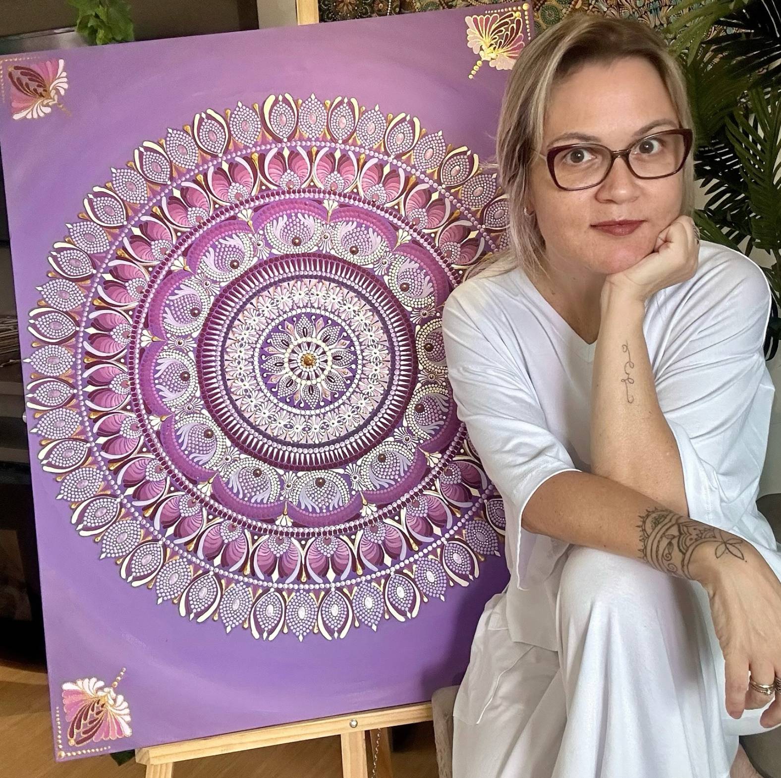 Foto sorridente de Cynthia (Py), a artista das mandalas.